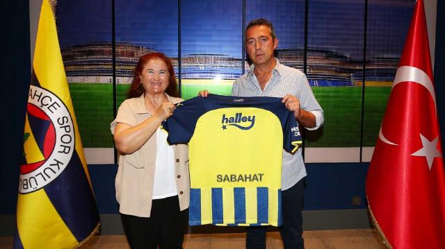 Halk müziğinin usta ismi Sabahat Akkiraz kelamını tuttu, Fenerbahçe'ye marş yaptı