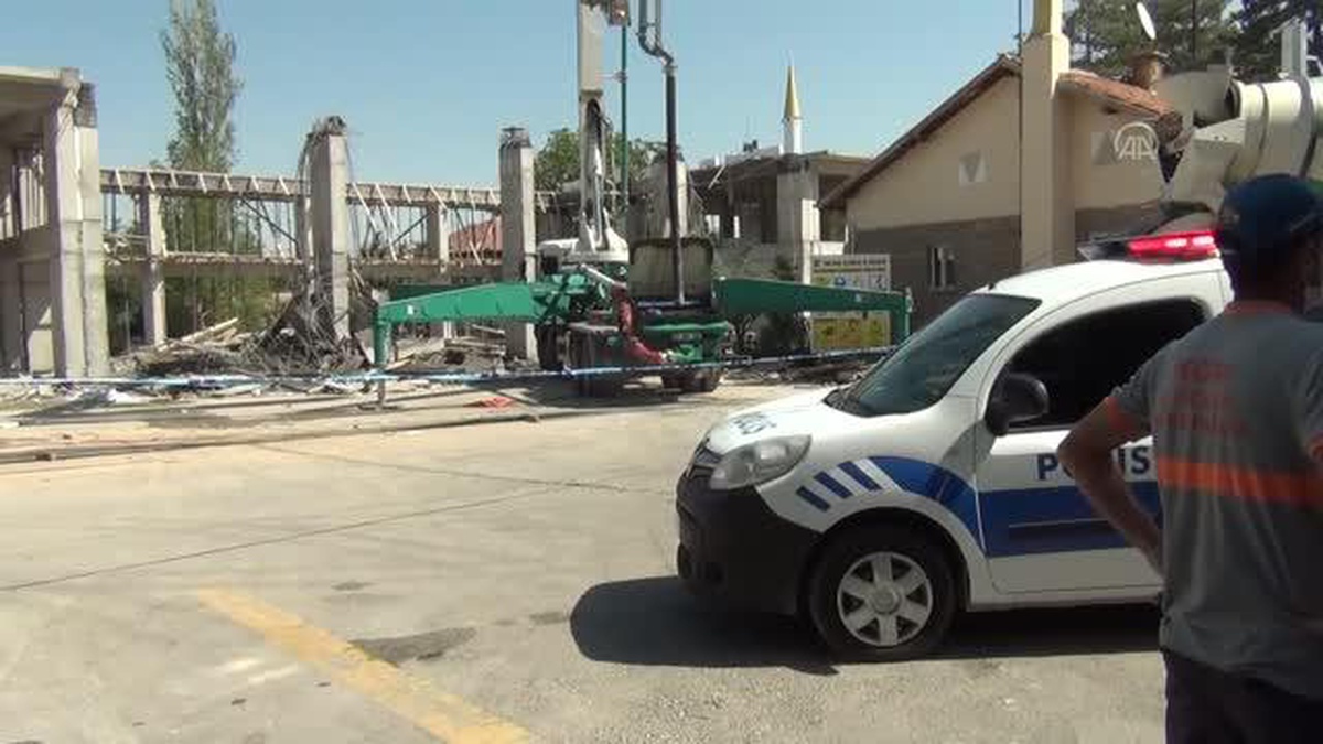 İnşaatın kolon imalatının çökmesi sonucu 1'i ağır, 3 işçi yaralandı
