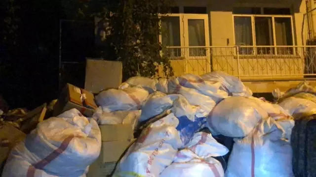 3 kişilik aile eşyalarıyla birlikte evden atıldı