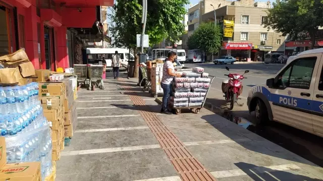Yola doğru hareket eden bebek arabasını yakalayan market çalışanı o anları anlattı
