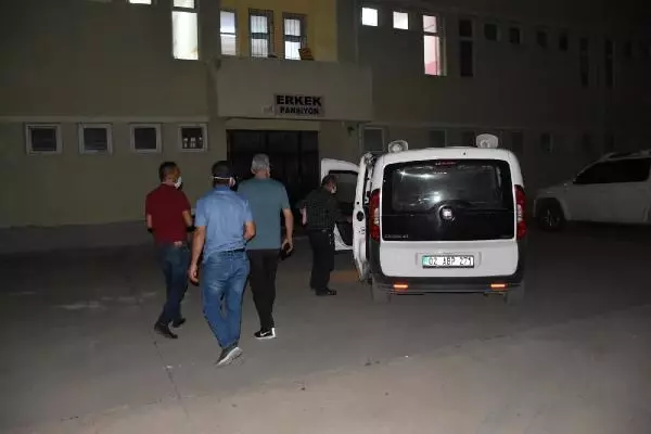 Karantinada olması gereken karı-koca otobüste seyahat ederken yakalandı
