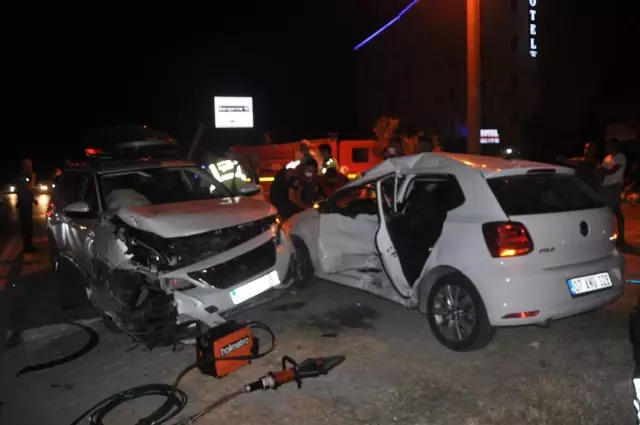 İki otomobil çarpıştı: 3 yaralı