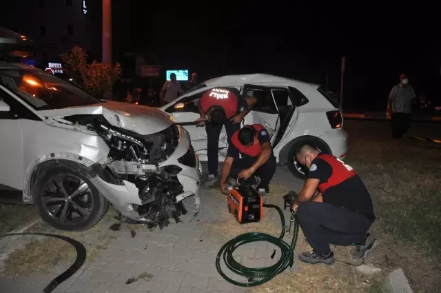 İki otomobil çarpıştı: 3 yaralı
