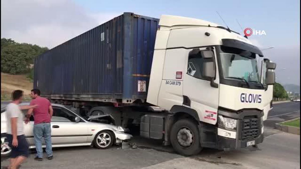 Otomobil tırın altına girdi: 3 yaralı