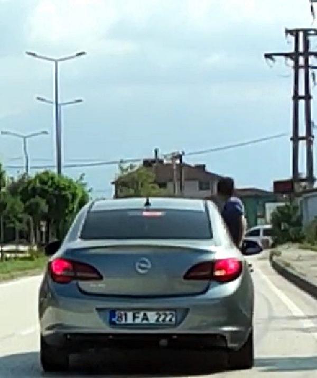 OTOMOBİLİN CAMINDA YOLCULUĞA 1042 TL CEZA - Vimarsana News