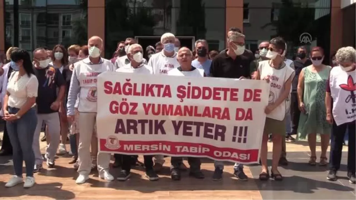 Sağlık çalışanları meslektaşlarının darbedilmesini protesto etti