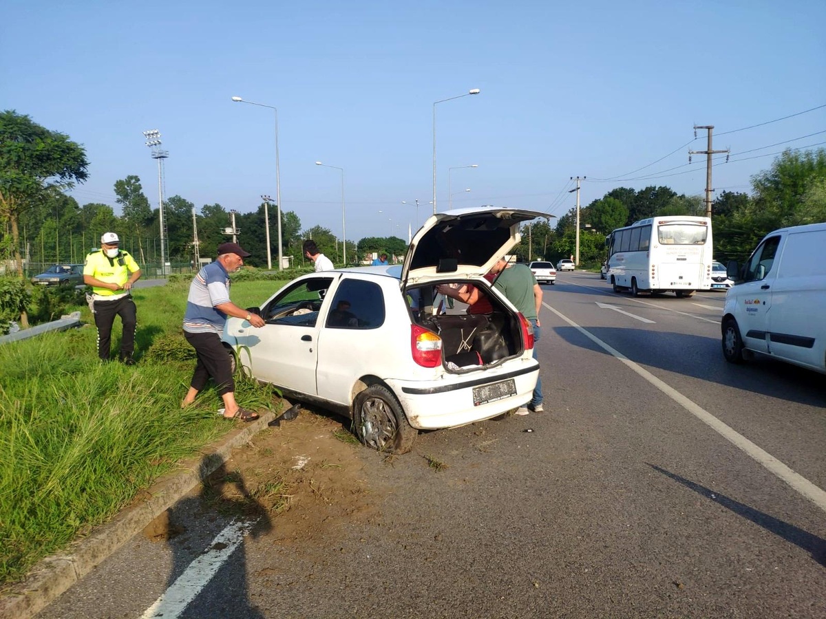 Samsun'da otomobil aydınlatma direğine çarptı: 3 yaralı