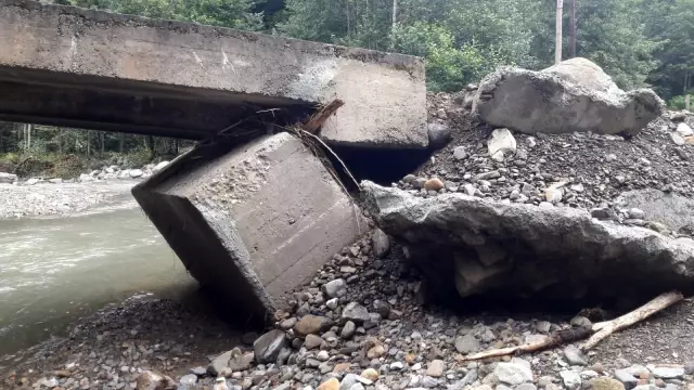Şiddetli yağmurda çöken duvar saniye saniye görüntülendi