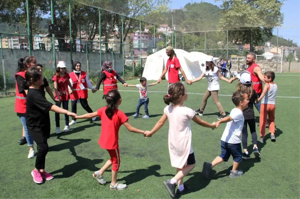Türk Kızılay gönüllüleri, sel felaketi yaşanan Sinop'un Ayancık ilçesindeki çocukların gülmesi için çalışıyor