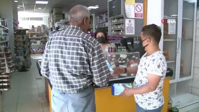 Yola doğru hareket eden bebek arabasını yakalayan market çalışanı o anları anlattı