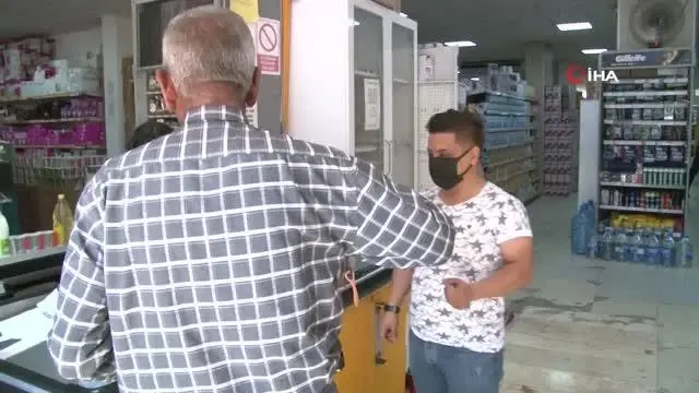 Yola doğru hareket eden bebek arabasını yakalayan market çalışanı o anları anlattı
