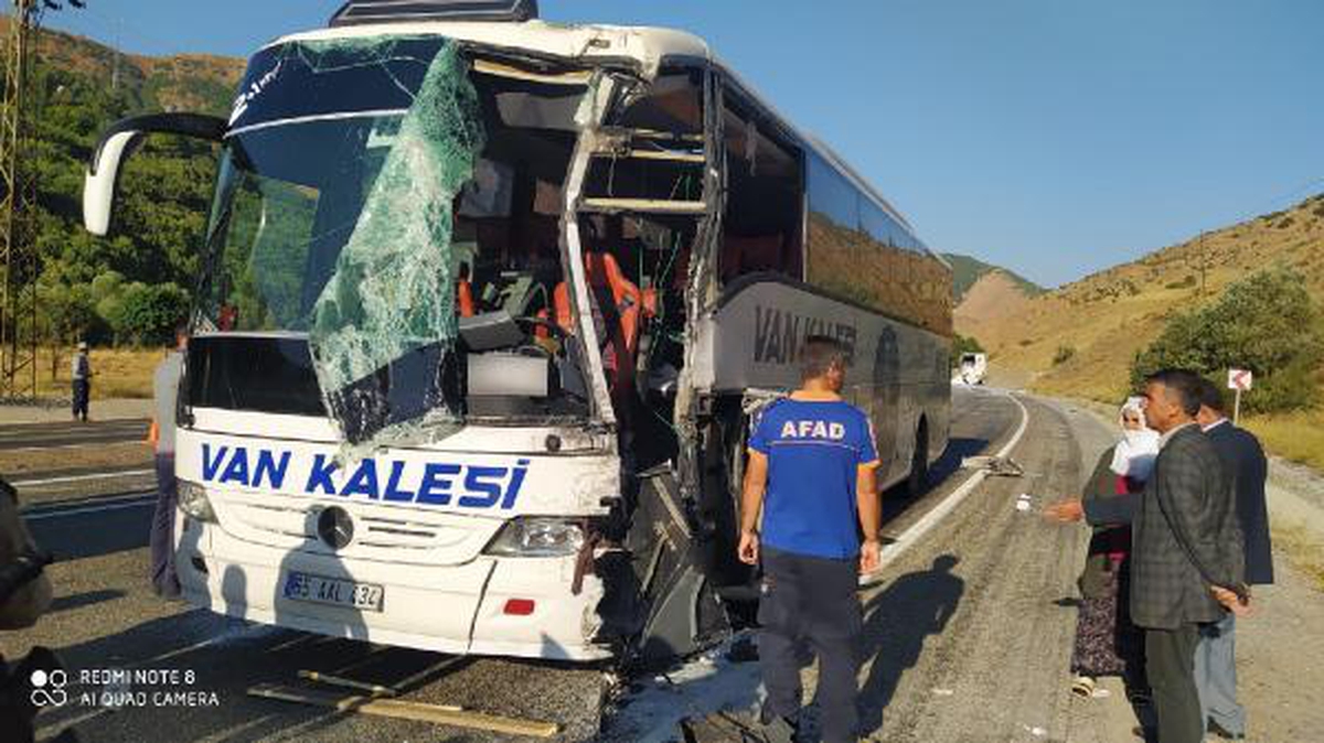 Yolcu otobüsü ile TIR çarpıştı; 1'i ağır, 3 yaralı