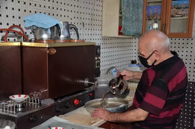 80 yaşındaki Osman dede 60 yıldır çaycılık yapıyor