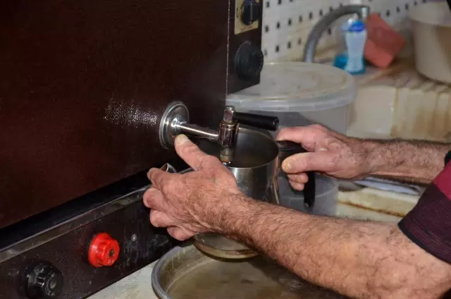 80 yaşındaki Osman dede 60 yıldır çaycılık yapıyor