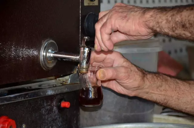 80 yaşındaki Osman dede 60 yıldır çaycılık yapıyor