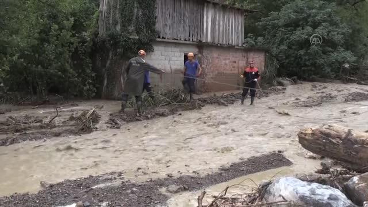 Son dakika: Bartın'da AFAD ekibinin annesini sırtında taşıyarak selden kurtardığı Ali Karapınar, yaşadıklarını anlattı Açıklaması - Vimarsana News