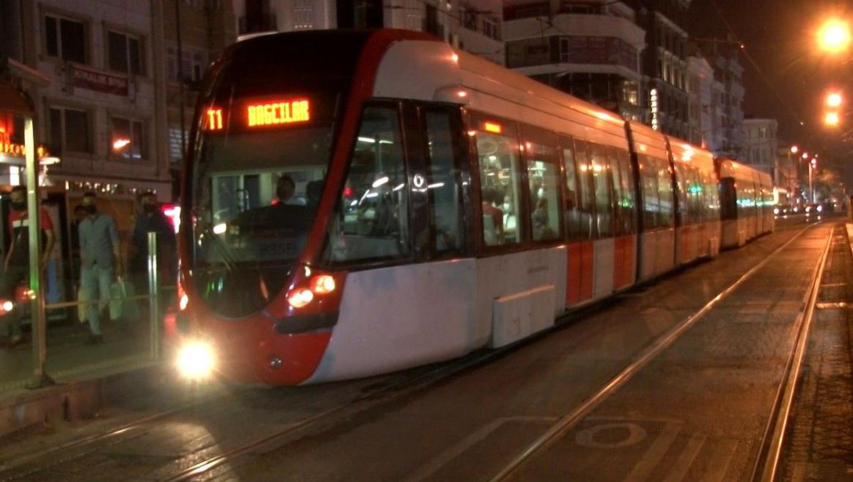 Aksaray'da tramvay ile peron arasına sıkışan adamı itfaiye kurtardı