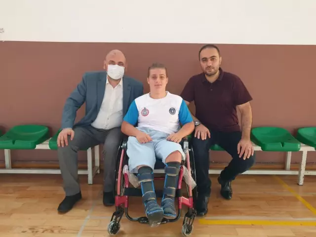 Bursa'da yürüme engelli gencin 'basketbol hayali' gerçeğe dönüştü Bursa'da yürüme engelli gencin 'basketbol hayali' gerçeğe dönüştü
