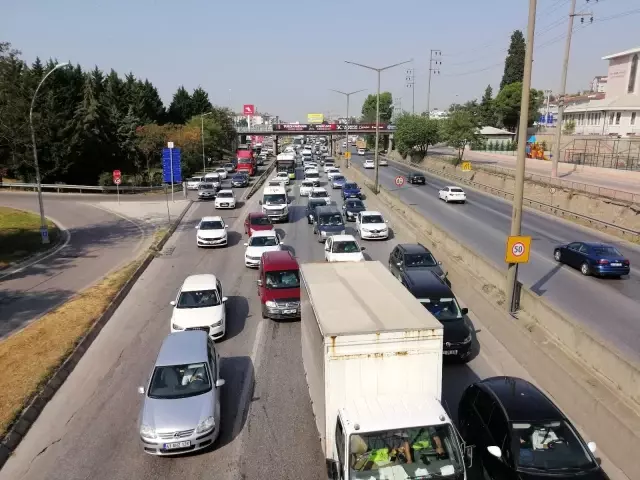 D-100'de tır ile otomobil çarpıştı: 2 yaralı