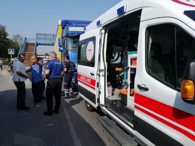 D-100'de tır ile otomobil çarpıştı: 2 yaralı