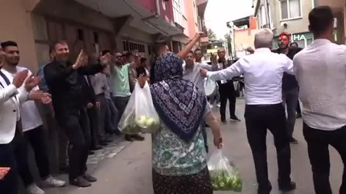Düğünde oynayan yaşlı kadın renkli görüntüler oluşturdu
