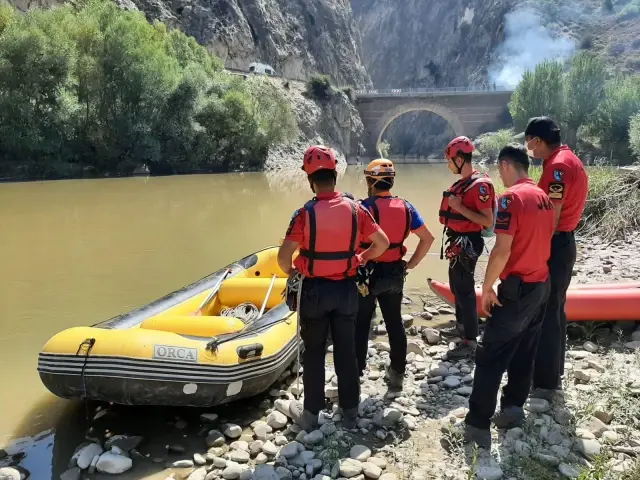 Kayalıklarda mahsur kalan keçileri JAK ve AFAD ekipleri kurtardı