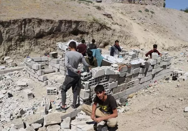 Eşi ve 3 yaşındaki çocuğuyla yaptığı 40 günlük umut yolculuğunu DHA'ya anlattı