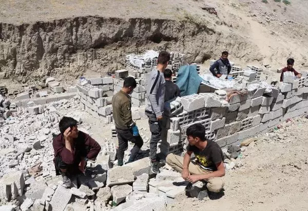 Eşi ve 3 yaşındaki çocuğuyla yaptığı 40 günlük umut yolculuğunu DHA'ya anlattı