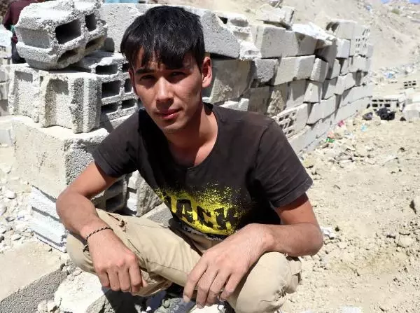 Eşi ve 3 yaşındaki çocuğuyla yaptığı 40 günlük umut yolculuğunu DHA'ya anlattı