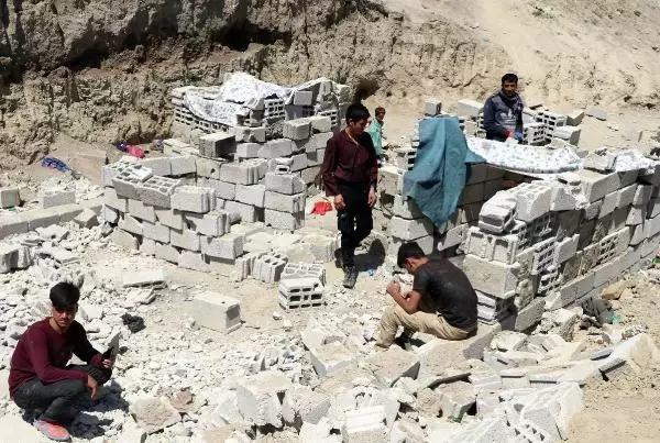 Eşi ve 3 yaşındaki çocuğuyla yaptığı 40 günlük umut yolculuğunu DHA'ya anlattı