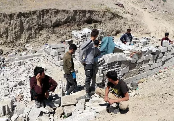Eşi ve 3 yaşındaki çocuğuyla yaptığı 40 günlük umut yolculuğunu DHA'ya anlattı