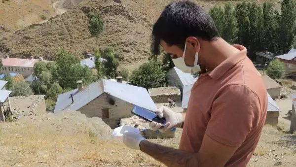 HAKKARİ'DE SAĞLIKÇILAR, AŞILAMA ORANINI YÜZDE 90'A ÇIKARMAK İÇİN KAPI KAPI DOLAŞIYOR