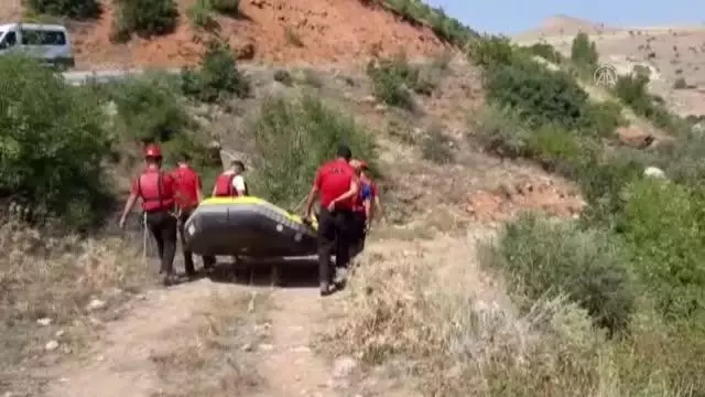 Kayalıklarda mahsur kalan keçileri JAK ve AFAD ekipleri kurtardı
