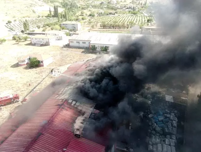 son dakika haberleri kayseri deki fabrika yanginini sondurme calismalari suruyor camlari kirarak mudahale ediyorlar