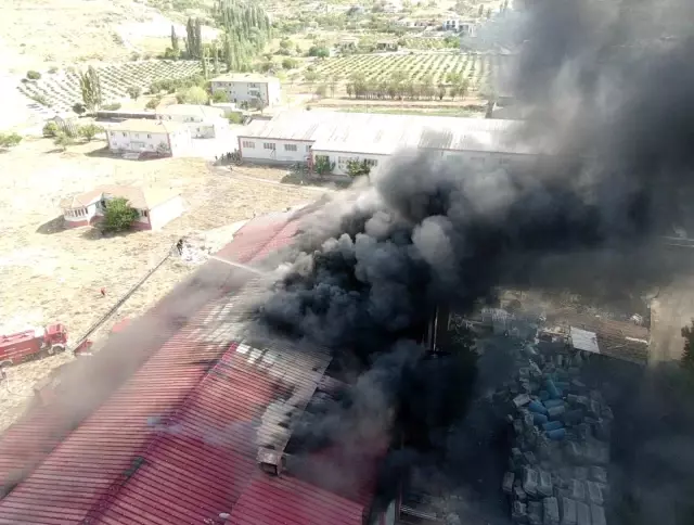 son dakika haberleri kayseri deki fabrika yanginini sondurme calismalari suruyor camlari kirarak mudahale ediyorlar