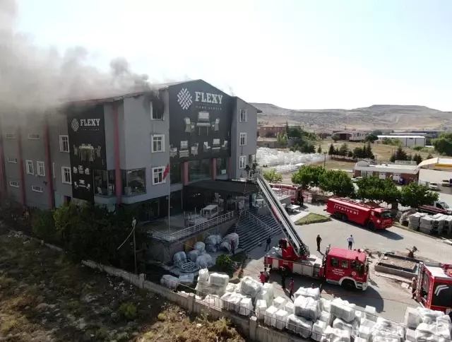 son dakika haberleri kayseri deki fabrika yanginini sondurme calismalari suruyor camlari kirarak mudahale ediyorlar