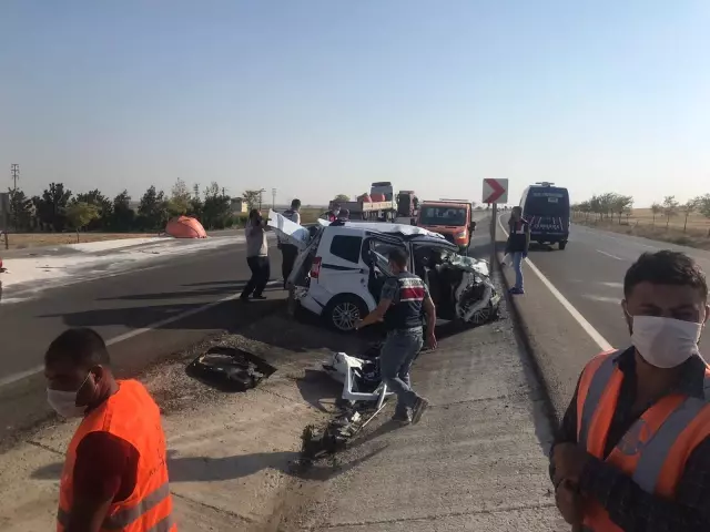 Patlayıcı yüklü tır ile kamyonetin çarpışması sonucu 6 kişi öldü, 2 kişi yaralandı