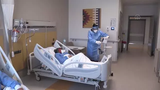 Kovid-19 tedavisi gören gurbetçi çift, aşıyı ihmal etmenin üzüntüsünü yaşıyor