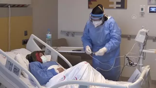 Kovid-19 tedavisi gören gurbetçi çift, aşıyı ihmal etmenin üzüntüsünü yaşıyor