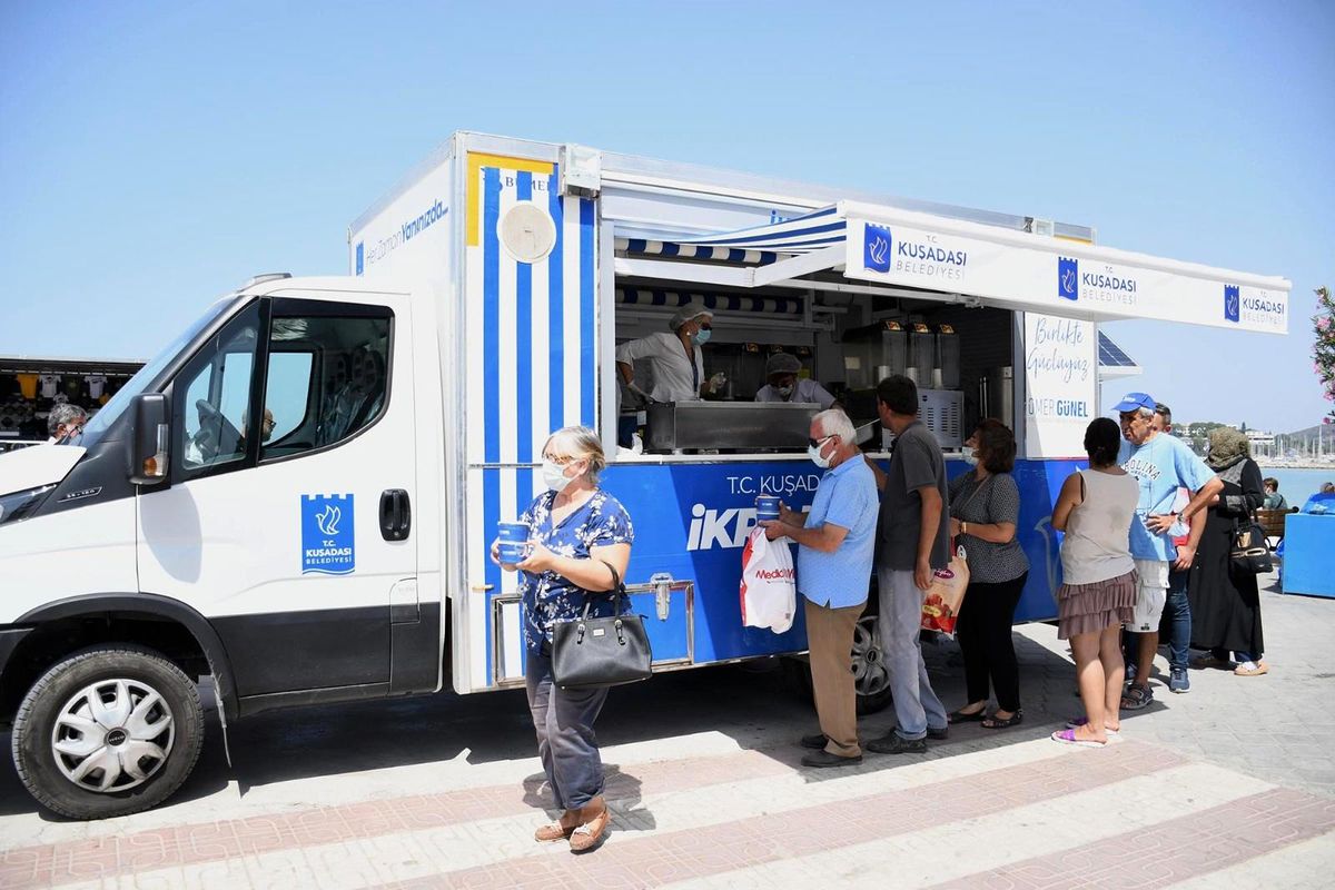 Kuşadası Belediyesi'nden 7 bin kişiye aşure ikramı