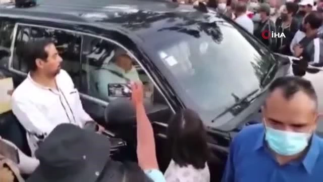 Meksika Devlet Lideri Obrador, aracının etrafını saran göstericiler ile görüşmeyi kabul etti