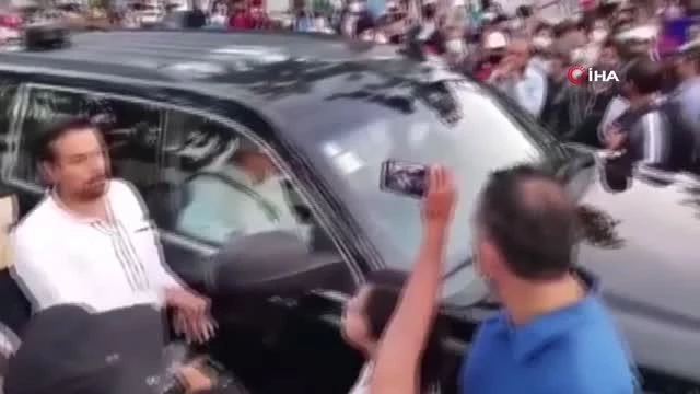 Meksika Devlet Lideri Obrador, aracının etrafını saran göstericiler ile görüşmeyi kabul etti