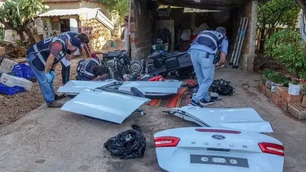 MUĞLA'DAN ÇALINAN OTOMOBİL ANTALYA'DA PARÇALANMIŞ HALDE BULUNDU