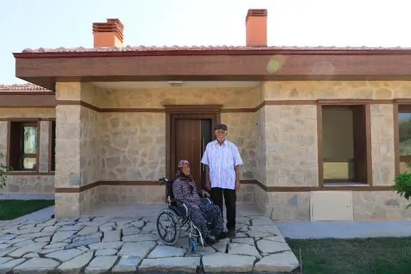 Son dakika haberleri: Ölümden dönen yaşlı çiftin, örnek proje olan yangına dayanıklı evi 15 günde bitti