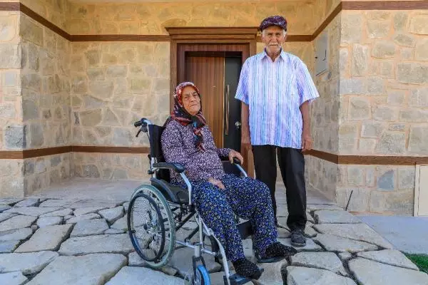 Son dakika haberleri: Ölümden dönen yaşlı çiftin, örnek proje olan yangına dayanıklı evi 15 günde bitti