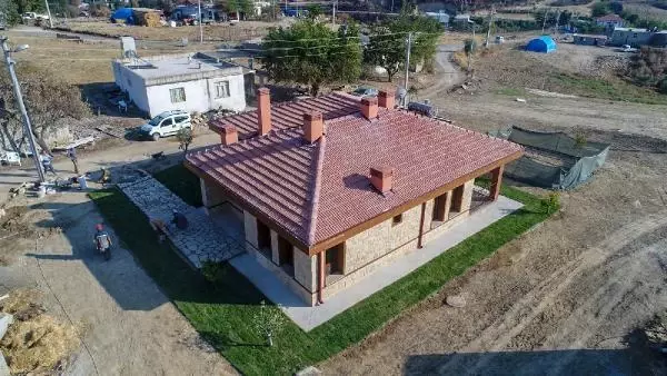 Son dakika haberleri: Ölümden dönen yaşlı çiftin, örnek proje olan yangına dayanıklı evi 15 günde bitti