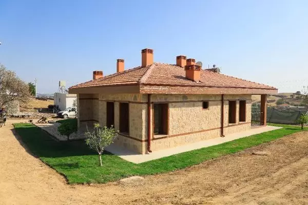 Son dakika haberleri: Ölümden dönen yaşlı çiftin, örnek proje olan yangına dayanıklı evi 15 günde bitti