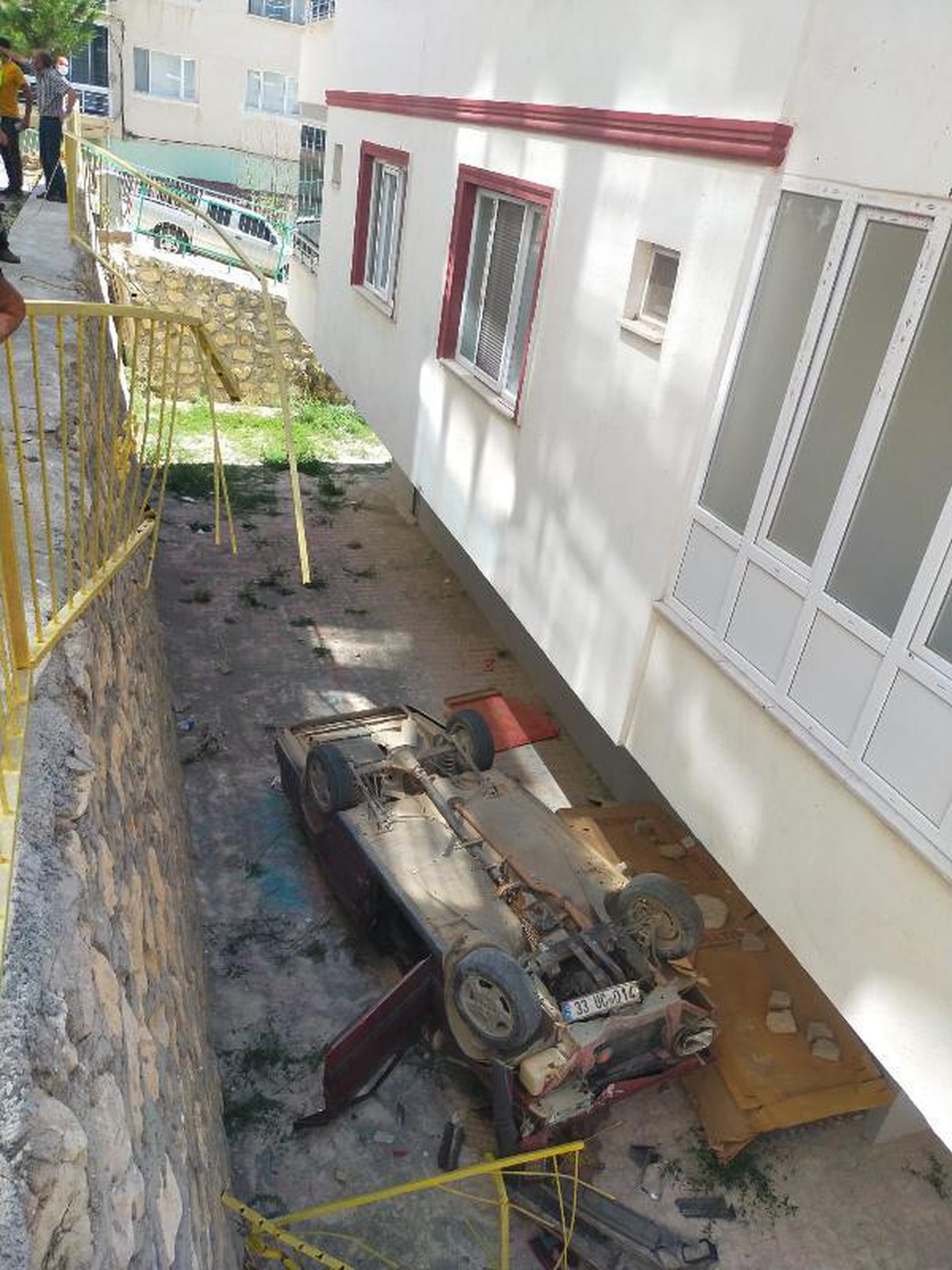 OTOMOBİL, 6 METRE YÜKSEKLİKTEN BAHÇEYE DÜŞTÜ