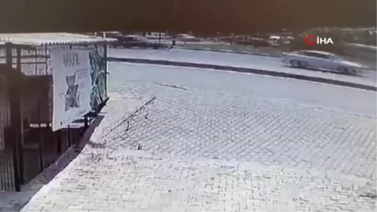 Son dakika: Otomobilin kırmızı ışık ihlali yapan minibüse çarptığı anlar kameralara yansıdı