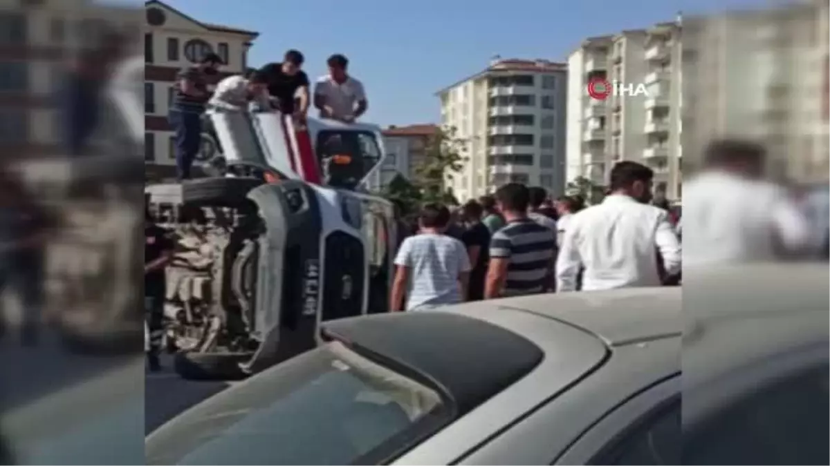 Otomobille çarpışan ambulans yan yattı, 4 sağlık çalışanı yaralandı